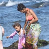 Halle Berry spends her 45th birthday on Malibu Beach photos | Picture 59758